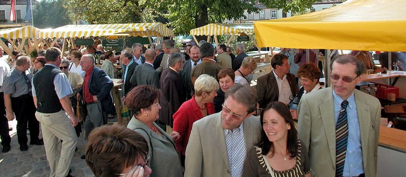 Wochenmarkt mit vielen Besuchern